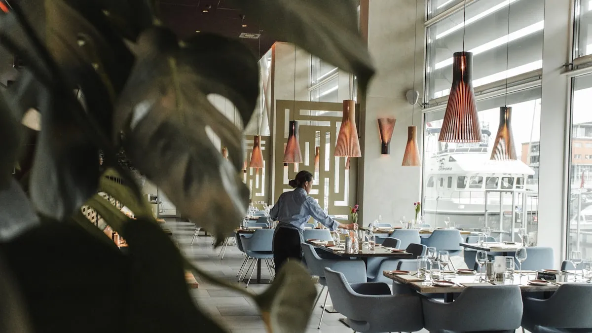 Salle de restaurant à l'ambiance soignée