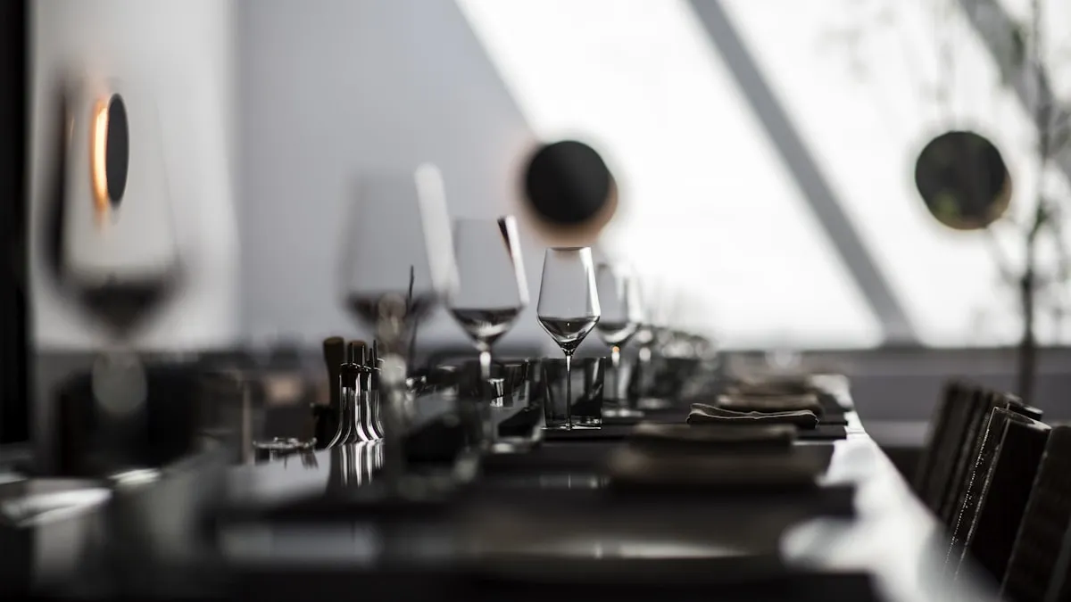 Salle de restaurant à l'ambiance soignée